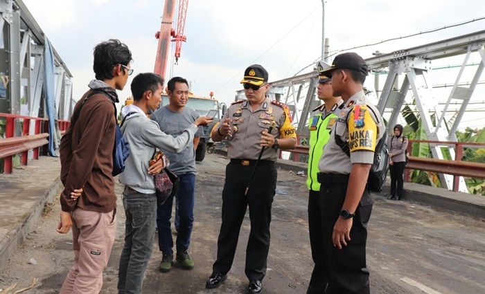 ​Sehari Menjabat, Kapolres Tuban Langsung Tinjau Lokasi Jembatan Ambruk