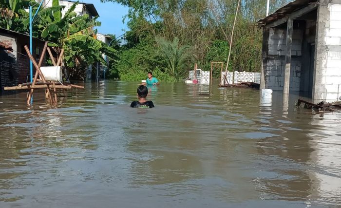 Banjir Luapan Kali Lamong Bergeser ke Kedamean, Ketinggian Air di Desa Cermen Capai 300 Cm Banjir Luapan Kali Lamong Bergeser ke Kedamean, Ketinggian Air di Desa Cermen Capai 300 Cm