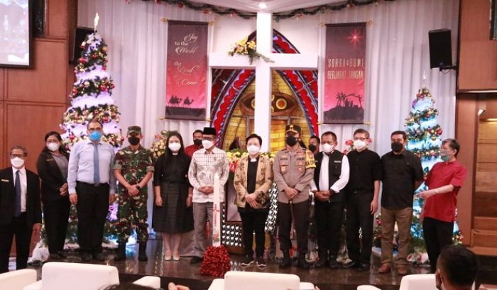 Menkopolhukam dan Forkopimda Jatim Cek Prokes dan Pengamanan Gereja di Surabaya Menkopolhukam dan Forkopimda Jatim Cek Prokes dan Pengamanan Gereja di Surabaya
