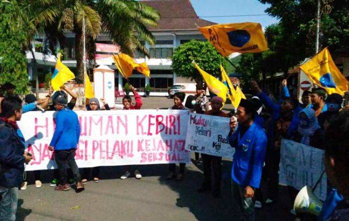 Dukung Hukuman Kebiri Bagi Pelaku Kejahatan Seksual, PMII Trenggalek Gelar Aksi Damai Dukung Hukuman Kebiri Bagi Pelaku Kejahatan Seksual, PMII Trenggalek Gelar Aksi Damai