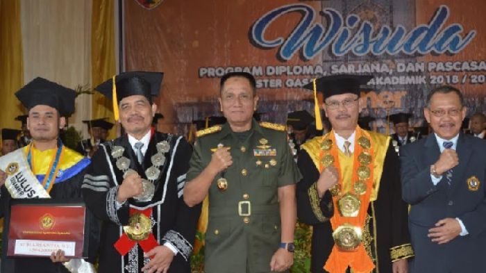 Mayjen TNI Wisnoe Minta Mahasiswa Unmer Malang Tingkatkan Prestasi Mayjen TNI Wisnoe Minta Mahasiswa Unmer Malang Tingkatkan Prestasi