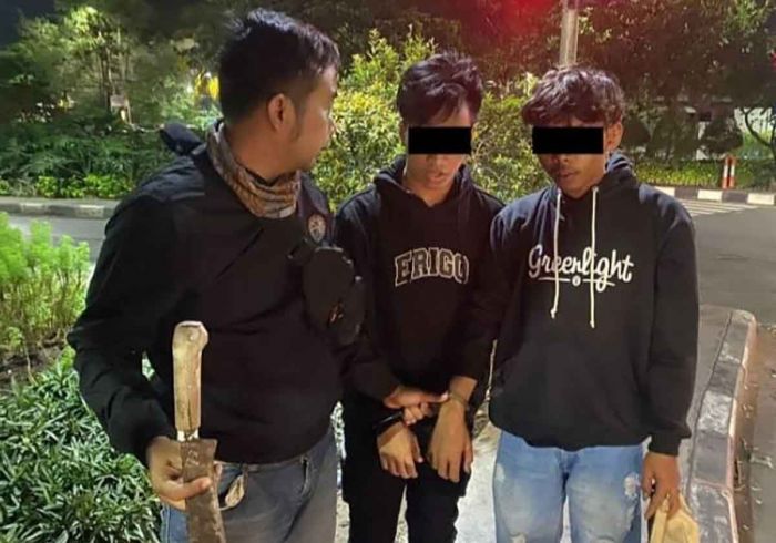 Diduga Anggota Perguruan Silat, Dua Pemuda Bersenjata Tajam Di Surabaya Diamankan Polisi