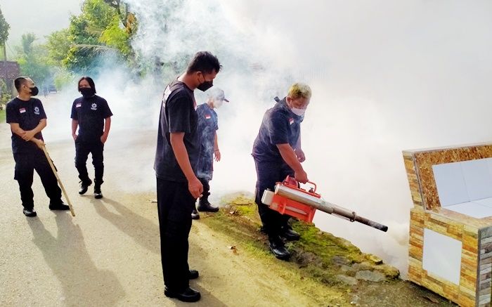 Basmi Nyamuk DB, Dinkes Kolaborasi dengan Satgas DPC PDIP Trenggalek Gelar Fogging dan PSN Basmi Nyamuk DB, Dinkes Kolaborasi dengan Satgas DPC PDIP Trenggalek Gelar Fogging dan PSN