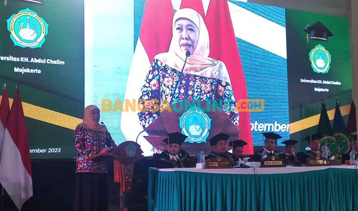 Gubernur Khofifah Hadiri Wisuda Sarjana dan Pascasarjana ke-4 IKHAC Mojokerto Gubernur Khofifah Hadiri Wisuda Sarjana dan Pascasarjana ke-4 IKHAC Mojokerto