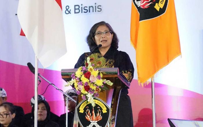 Hadiri Wisuda Universitas Kadiri, Pj Wali Kota Kediri Ajak Lulusan Berani Wirausaha Hadiri Wisuda Universitas Kadiri, Pj Wali Kota Kediri Ajak Lulusan Berani Wirausaha