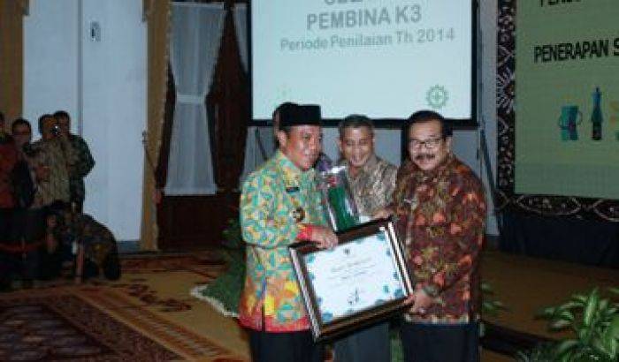 Lamongan Raih Penghargaan Pembina Keselamatan dan Kesehatan Kerja (K3) Lamongan Raih Penghargaan Pembina Keselamatan dan Kesehatan Kerja (K3)