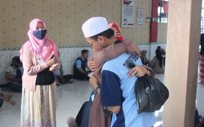 Hari Pertama Kunjungan Tatap Muka Terbatas, Keluarga Narapidana Antusias Melepas Rindu Hari Pertama Kunjungan Tatap Muka Terbatas, Keluarga Narapidana Antusias Melepas Rindu