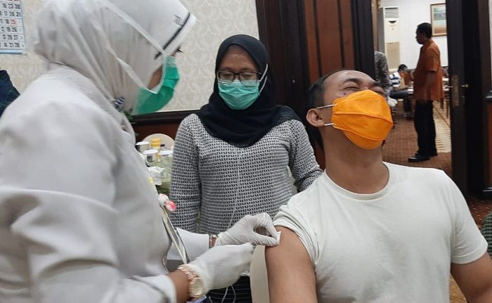 Khofifah Beri Rapid Test Covid-19 dan Vaksin Influenza pada Awak Media Grahadi Khofifah Beri Rapid Test Covid-19 dan Vaksin Influenza pada Awak Media Grahadi