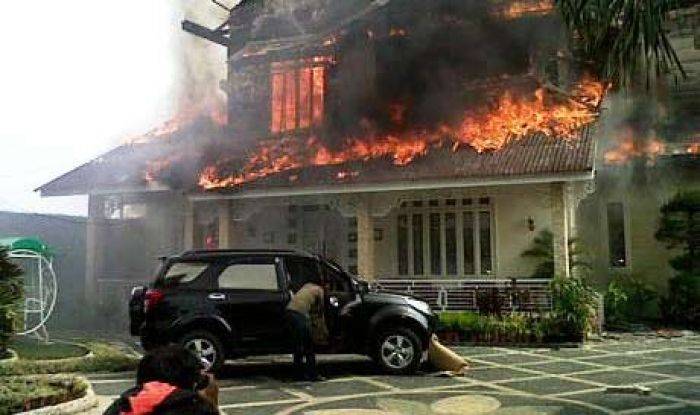 Ditinggal Mudik, Rumah Mantan Anggota DPRD Gresik di Jalan Pahlawan Terbakar Ditinggal Mudik, Rumah Mantan Anggota DPRD Gresik di Jalan Pahlawan Terbakar