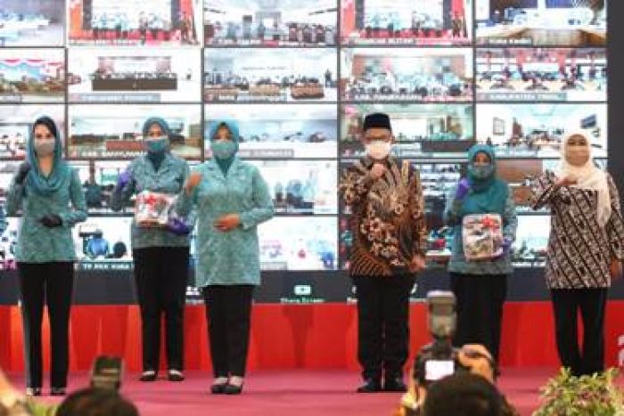 PKK Harus Door To Door, Mendagri Tito-Gubernur Khofifah Launching Gerakan 26 Juta Masker