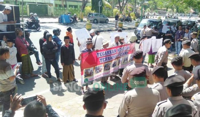 Paguyuban Petani dan Bandul Tembakau di Pamekasan Demo ke Kantor Bupati Paguyuban Petani dan Bandul Tembakau di Pamekasan Demo ke Kantor Bupati