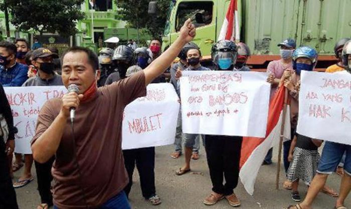 Lima Kali Demo, Warga Pojok Kota Kediri Tuntut Dana Kompensasi Sampah Lima Kali Demo, Warga Pojok Kota Kediri Tuntut Dana Kompensasi Sampah