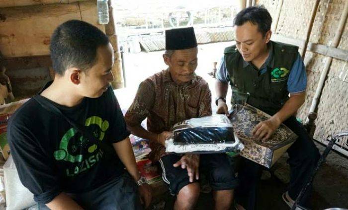 Tak Ada Perhatian dari Pemkab Jombang, Khamim Kakek Tinggal di Kandang Ayam Akhirnya Dibantu Lazisnu Tak Ada Perhatian dari Pemkab Jombang, Khamim Kakek Tinggal di Kandang Ayam Akhirnya Dibantu Lazisnu
