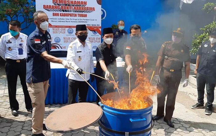BNNK Tuban Bakar Ganja 1,5 Kilogram Hasil Tangkapan Penyelundupan Via Ekspedisi BNNK Tuban Bakar Ganja 1,5 Kilogram Hasil Tangkapan Penyelundupan Via Ekspedisi