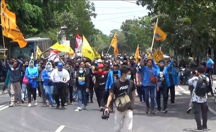 Didemo Puluhan Aktivis PMII, Wakil Ketua DPRD Nganjuk: Saya Sepakat Tolak Omnibus Law UU Cipta Kerja Didemo Puluhan Aktivis PMII, Wakil Ketua DPRD Nganjuk: Saya Sepakat Tolak Omnibus Law UU Cipta Kerja