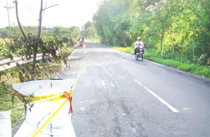 Diguyur Hujan Deras, Pondasi Jalan Raya Kenep Ambrol Diguyur Hujan Deras, Pondasi Jalan Raya Kenep Ambrol