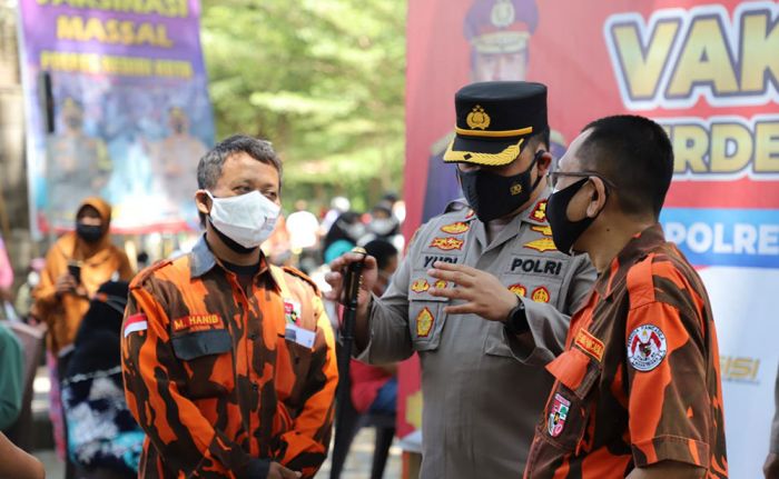 Polres Kediri Kota Kolaborasi dengan MPC PP dan FKBN Gelar Vaksinasi Anak dan Pelajar Papua Polres Kediri Kota Kolaborasi dengan MPC PP dan FKBN Gelar Vaksinasi Anak dan Pelajar Papua