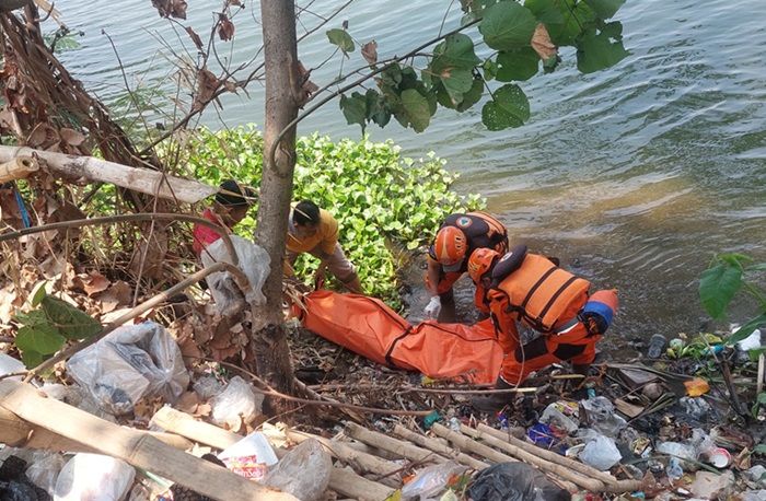 Jenazah Perempuan Berpakaian Cokelat Mengapung di Sungai Brantas Jenazah Perempuan Berpakaian Cokelat Mengapung di Sungai Brantas