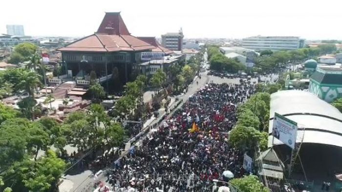 Terobos Kawat Berduri Gedung DPRD Jatim, Puluhan Ribu Mahasiswa Surabaya Tolak UU KPK & KUHP