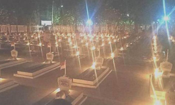 Seribu Lilin untuk Arwah Para Pejuang di Taman Makam Pahlawan Kusuma Negara Lamongan Seribu Lilin untuk Arwah Para Pejuang di Taman Makam Pahlawan Kusuma Negara Lamongan