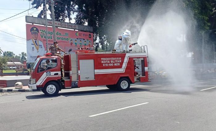 Jalan Protokol di Kota Blitar Disemprot Disinfektan Jalan Protokol di Kota Blitar Disemprot Disinfektan