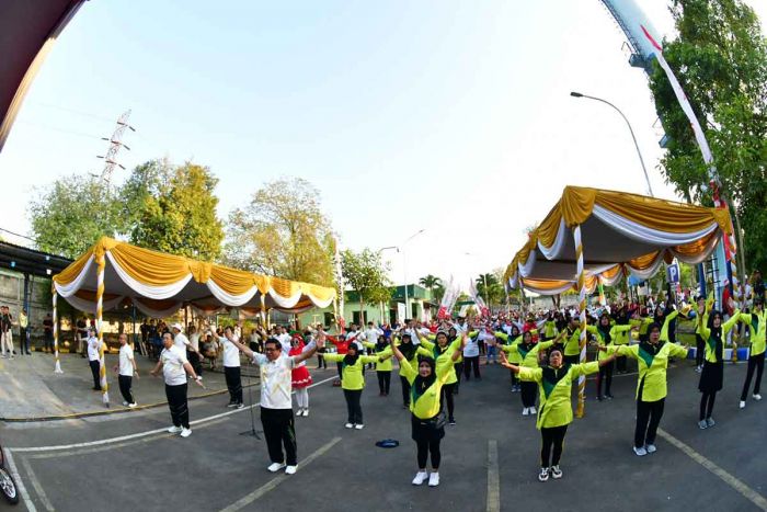 Petrokimia Gresik Gelar Jalan Sehat dan Pengobatan Gratis