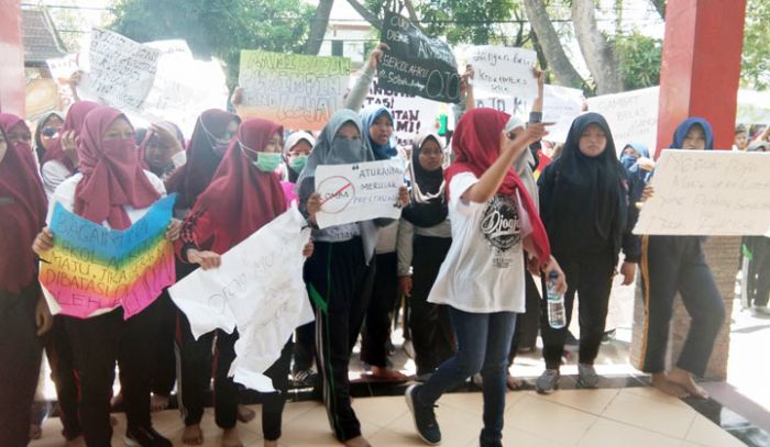 Sejumlah Siswi Dilarang Tampil dan Diperlakukan Kasar oleh OSIS, Pensi SMKN 2 Nganjuk Demo Sejumlah Siswi Dilarang Tampil dan Diperlakukan Kasar oleh OSIS, Pensi SMKN 2 Nganjuk Demo