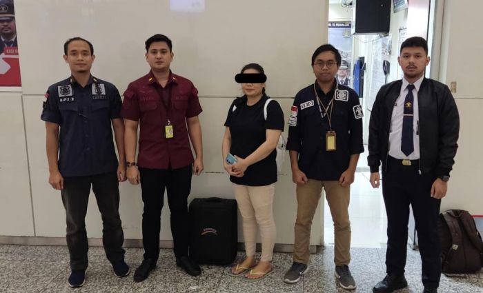 WN Tiongkok Dideportasi dengan Pengawasan Imigrasi WN Tiongkok Dideportasi dengan Pengawasan Imigrasi