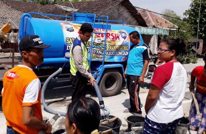 Polres Bojonegoro Dropping 13 Tangki Air Bersih ke Wilayah Terdampak Kekeringan