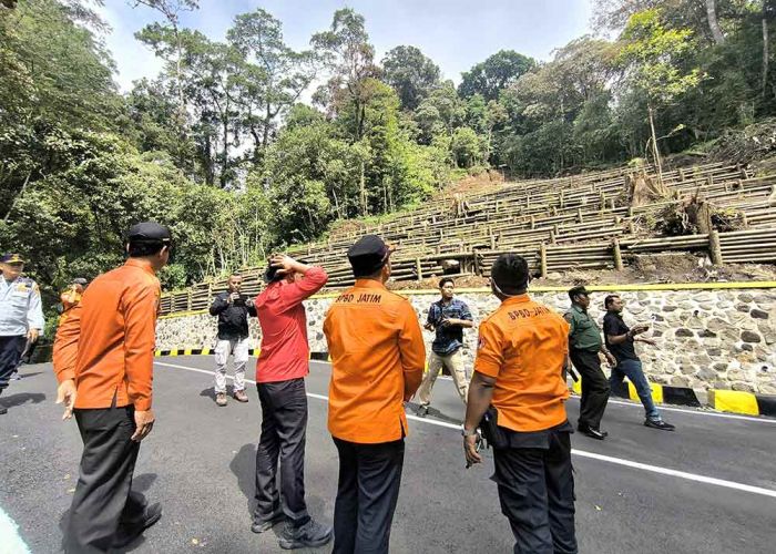 Dinyatakan Aman dan Layak, Jalur Pacet-Cangar Kembali Dibuka 24 Jam Dinyatakan Aman dan Layak, Jalur Pacet-Cangar Kembali Dibuka 24 Jam