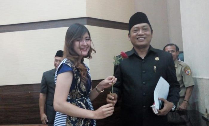 Usai Rapat Hak Angket, Anggota DPRD Jember Dapat Hadiah Bunga dari Wanita-wanita Cantik Usai Rapat Hak Angket, Anggota DPRD Jember Dapat Hadiah Bunga dari Wanita-wanita Cantik