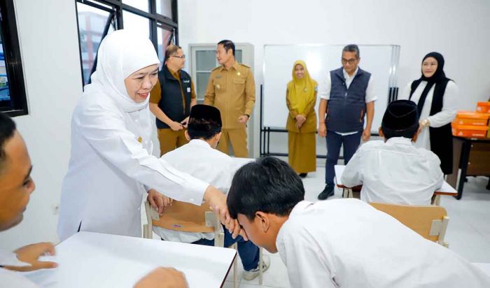 Gubernur Khofifah Bagikan Sepatu dan Tinjau Kesiapan Sekolah Rakyat di Lamongan Gubernur Khofifah Bagikan Sepatu dan Tinjau Kesiapan Sekolah Rakyat di Lamongan