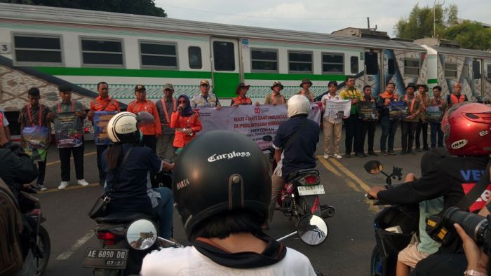 Peringati Harhubnas, KAI Daop 7 dan Dishub Kota Madiun Gelar Sosialisasi di Perlintasan Sebidang