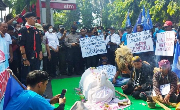 Bawa Keranda Jenazah, Aliansi Kediri Bersatu Desak Kadispendik Kota Kediri Dicopot, ini Alasannya