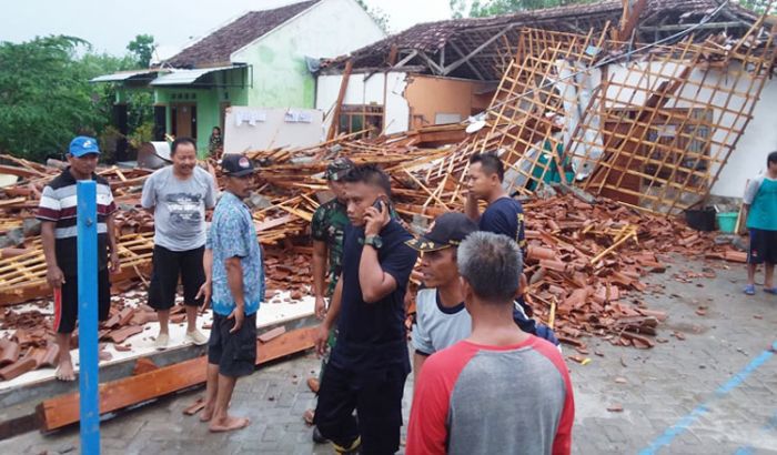 Angin Kencang Kembali Terjang Bojonegoro, Kantor Balai Desa Roboh