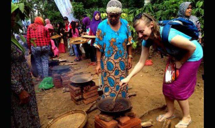 Festival Kembang Kopi di Banyuwangi Berlangsung Meriah, Turis Amerika Ikut Petik dan Sangrai Kopi