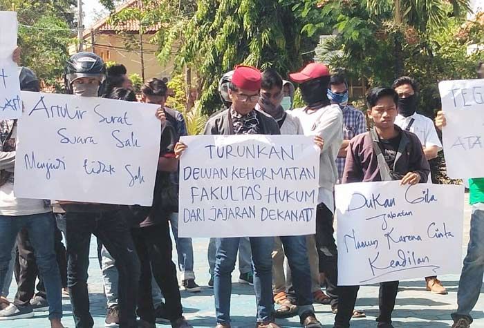 Bakar Ban Warnai Aksi Mahasiswa Unira