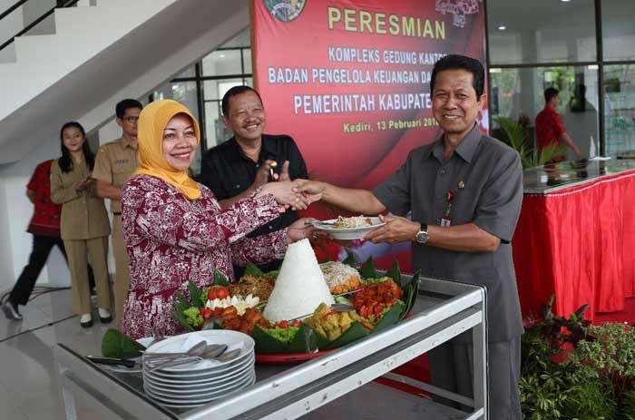 Resmikan Gedung Baru, Bupati Kediri Tekankan Efisiensi Energi Resmikan Gedung Baru, Bupati Kediri Tekankan Efisiensi Energi