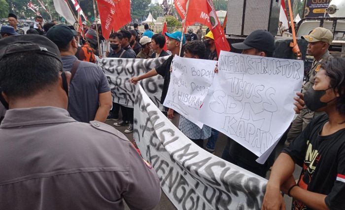 Unjuk Rasa Puluhan Massa Jadi Kado HUT Tuban, Bupati Dinilai Hanya Hamburkan Uang Rakyat