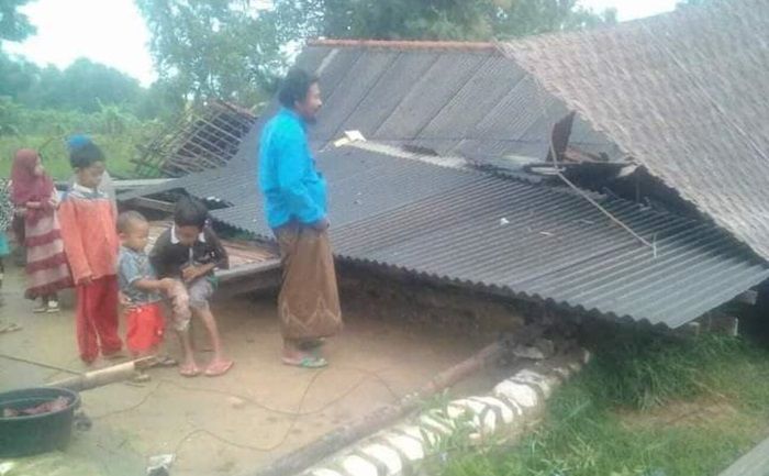 Hujan Disertai Angin Kencang di Pamekasan, Puluhan Rumah Rusak, Satu Ambruk Hujan Disertai Angin Kencang di Pamekasan, Puluhan Rumah Rusak, Satu Ambruk