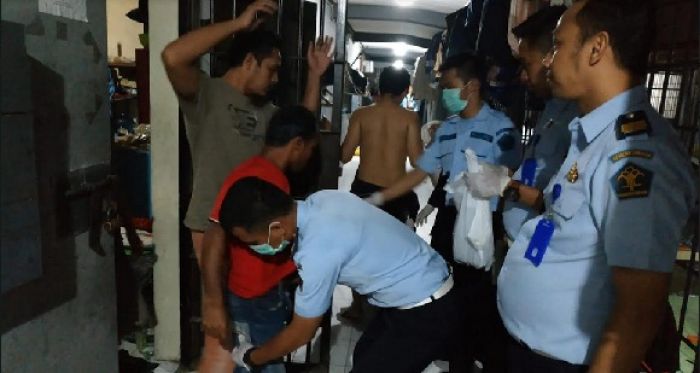 Tingkatkan Keamanan dan Ketertiban, Lapas Sidoarjo Rutin Razia Kamar Napi