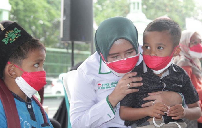 Naluri Keibuan, Anik Maslachah Spontan Pangku Anak Yatim