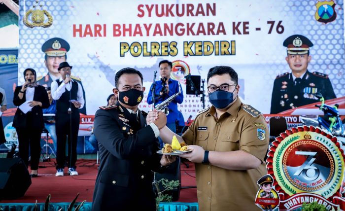Bupati Dhito Hadiri Puncak Peringatan HUT ke-76 Bhayangkara di Mapolres Kediri Bupati Dhito Hadiri Puncak Peringatan HUT ke-76 Bhayangkara di Mapolres Kediri