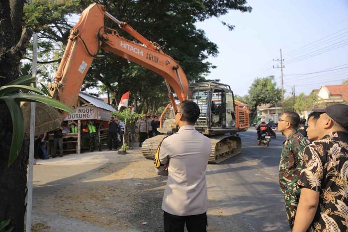 Polres Madiun Tetap Pantau dan Ciptakan Kondusifitas Usai Pembongkaran Tugu Silat Polres Madiun Tetap Pantau dan Ciptakan Kondusifitas Usai Pembongkaran Tugu Silat
