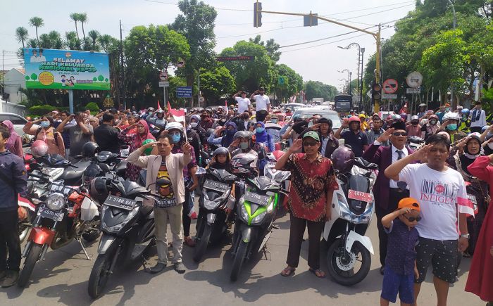 Detik-Detik Proklamasi, Ratusan Pengguna Jalan di Jombang Nyanyikan Indonesia Raya Detik-Detik Proklamasi, Ratusan Pengguna Jalan di Jombang Nyanyikan Indonesia Raya