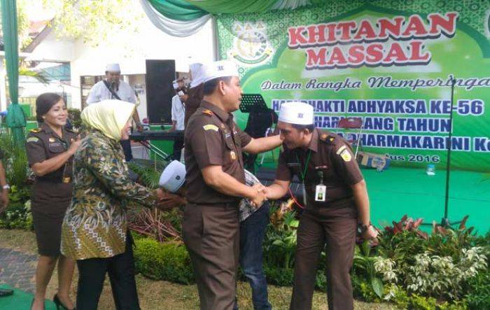 Dapat Undian Umroh, OB Kejari Sidoarjo Sujud Syukur Dapat Undian Umroh, OB Kejari Sidoarjo Sujud Syukur