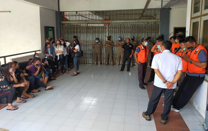 Penutupan Kafe Karaoke di Kota Blitar Dihadang Puluhan LC Penutupan Kafe Karaoke di Kota Blitar Dihadang Puluhan LC