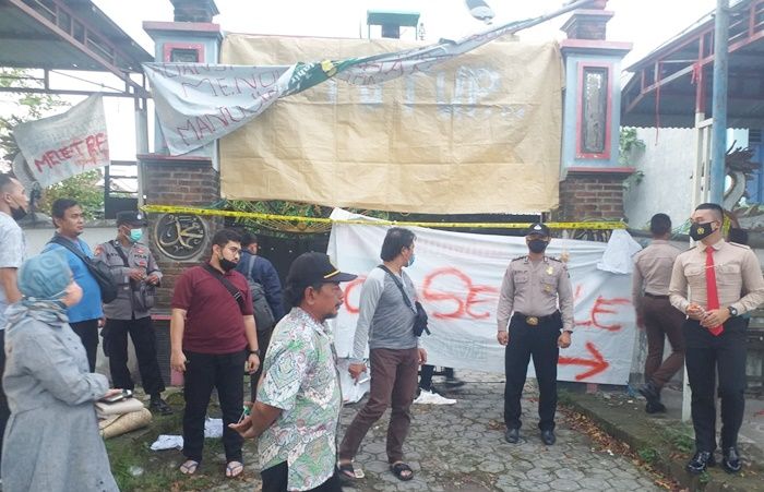 Amankan Barang Bukti, Polres Gresik Pasang Garis Polisi di Pesanggrahan Keramat Amankan Barang Bukti, Polres Gresik Pasang Garis Polisi di Pesanggrahan Keramat