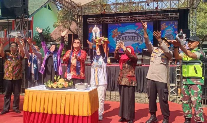 Pelepasan Burung Merpati Tandai Perayaan HUT ke-17 SMKN 2 Singosari