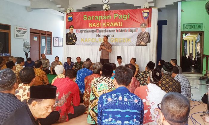 Cangkruk Bareng Tokoh Masyarakat, Kapolres Gresik Kenalkan Program Nasi Krawu Cangkruk Bareng Tokoh Masyarakat, Kapolres Gresik Kenalkan Program Nasi Krawu